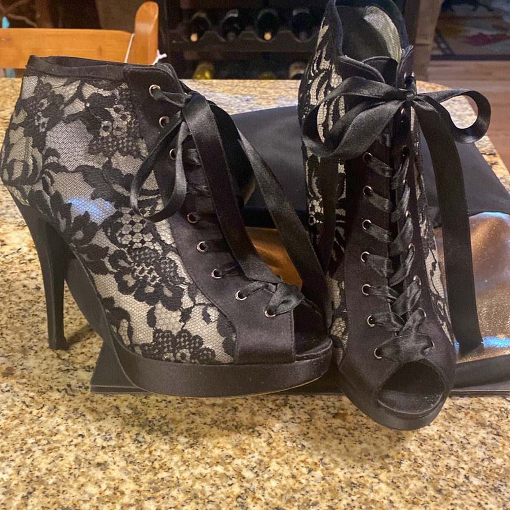 Stuart Weitzman - Picture 3 of 16